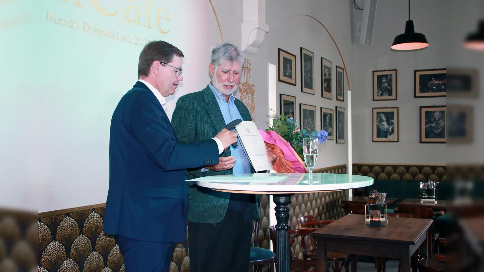 Bürgermeister Manfred Walter (links) überreicht Dr. Wilfred Waiblinger die Verdienstmedaiile der Gemeinde Gilching. (Foto: Gemeinde Gilching)