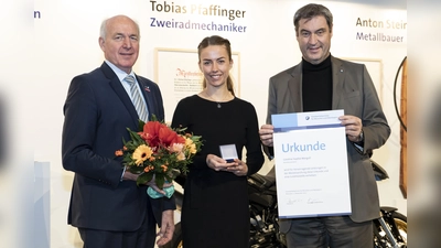 Handwerkskammerpräsident Franz Xaver Peteranderl und Ministerpräsident Markus Söder (rechts) gratulieren Jahresbestmeisterin Caroline Sophie Worgull.  (Foto: Michael Schuhmann)