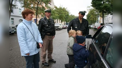 „Warum bringen Sie Kinder in Gefahr?” Erstklässler der Grundschule an der Guldeinstraße stellten bei einer Polizeikontrolle Verkehrssünder zur Rede. (v.l.): Lehrerin Rita Völkl, die Polizeihauptmeister Joachim Fabrizius und Jochen Meyer. (Foto: tg)