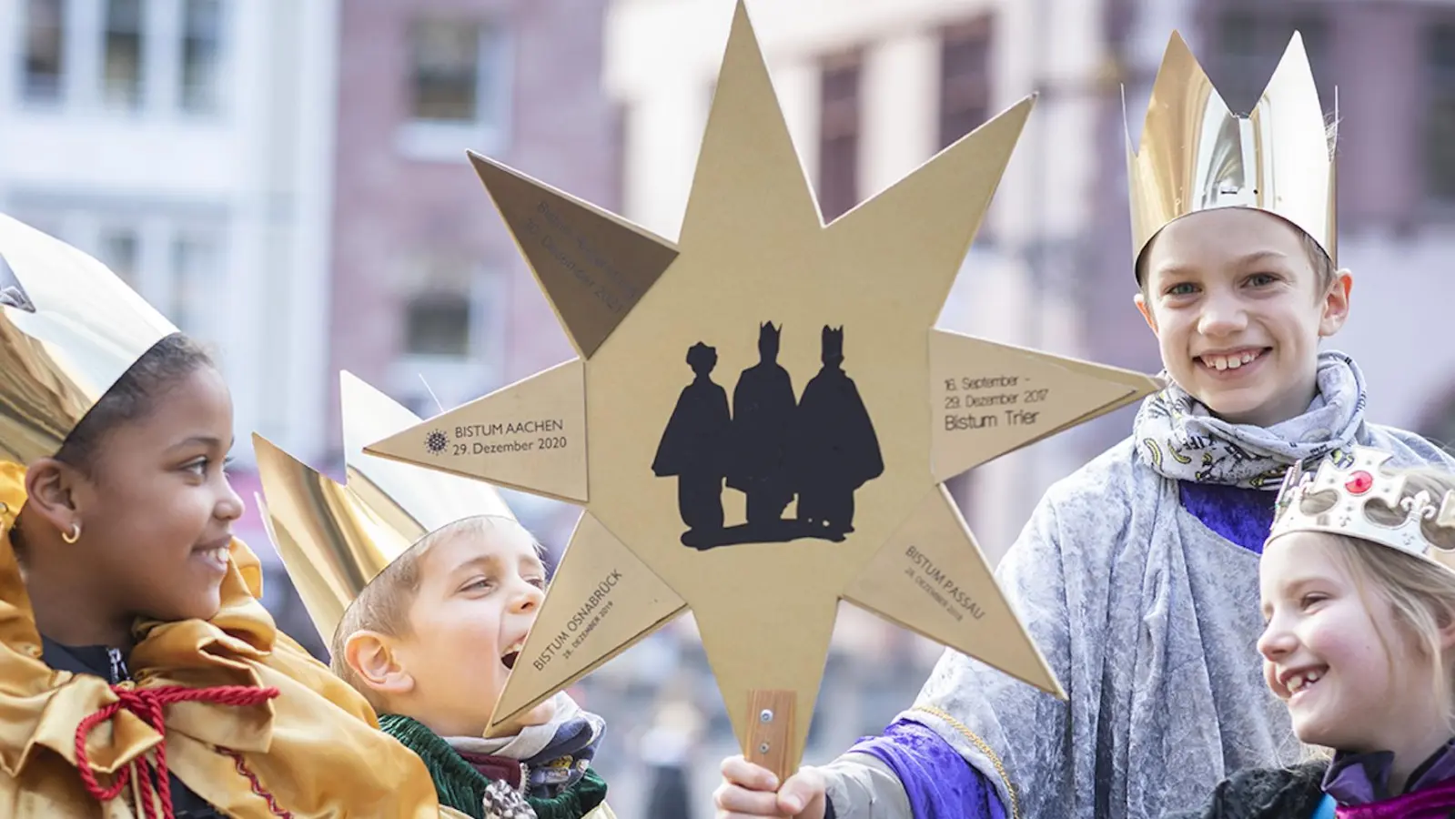 Mariely, Karl, Kilian und Lotta (v.l.) aus der katholischen Pfarrgemeinde St. Markus in Frankfurt-Nied übten genauso wie die Heiligen Drei Könige in Aubing schon mal für die 65. Aktion Dreikönigssingen. (Foto: Mika Väisänen)