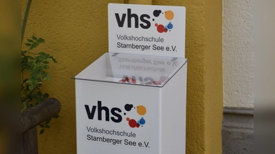 Die Kästen mit dem VHS-Programm stehen im Stadtgebiet und den angeschlossenen Ortschaften.. (Foto: Susanne Hauck)