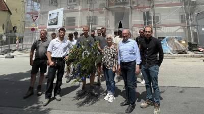 Vertreter der Gemeinde, Planer und Zimmererleute feiern das neue Dach beim Kirchenwirt.  (Foto: pst)