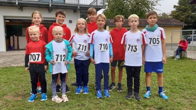 Gingen für den SV Germering an den Start (hinten von links): Lara Dietze, Samuel Jocham, Carl-Louis Henke sowie (vorne von links) Felix Hogl, Nora Paul, Liam Maudrich, Frederik Lemli, Vincent Jankowski, Thilo Paul, Boris Antonov. Nicht mit auf dem Bild sind Marie und Felix Schulze. (Foto: SV Germering)