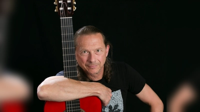 Ricardo Volkert tritt am 16. März beim Kulturfrühling mit seiner Gitarre auf.  (Foto: Volker Rebhan)