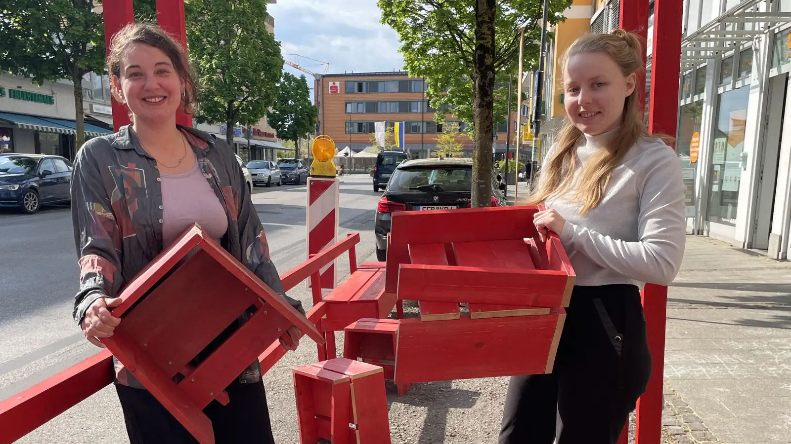 Mit einfachen Mitteln bauen Lilly Seiler (li.) und Sarah Zelt (re.) nach den Vorlagen des Architektur-Designbüros „Mostlikely” stylishe Stadtmöbel. (Foto: pst)