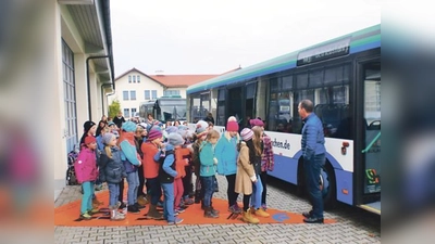 Der »Tote Winkel« ist die gefährlichste Situation beim Einsteigen der Kinder in den Bus. 	 (Foto: Otto Hartl)