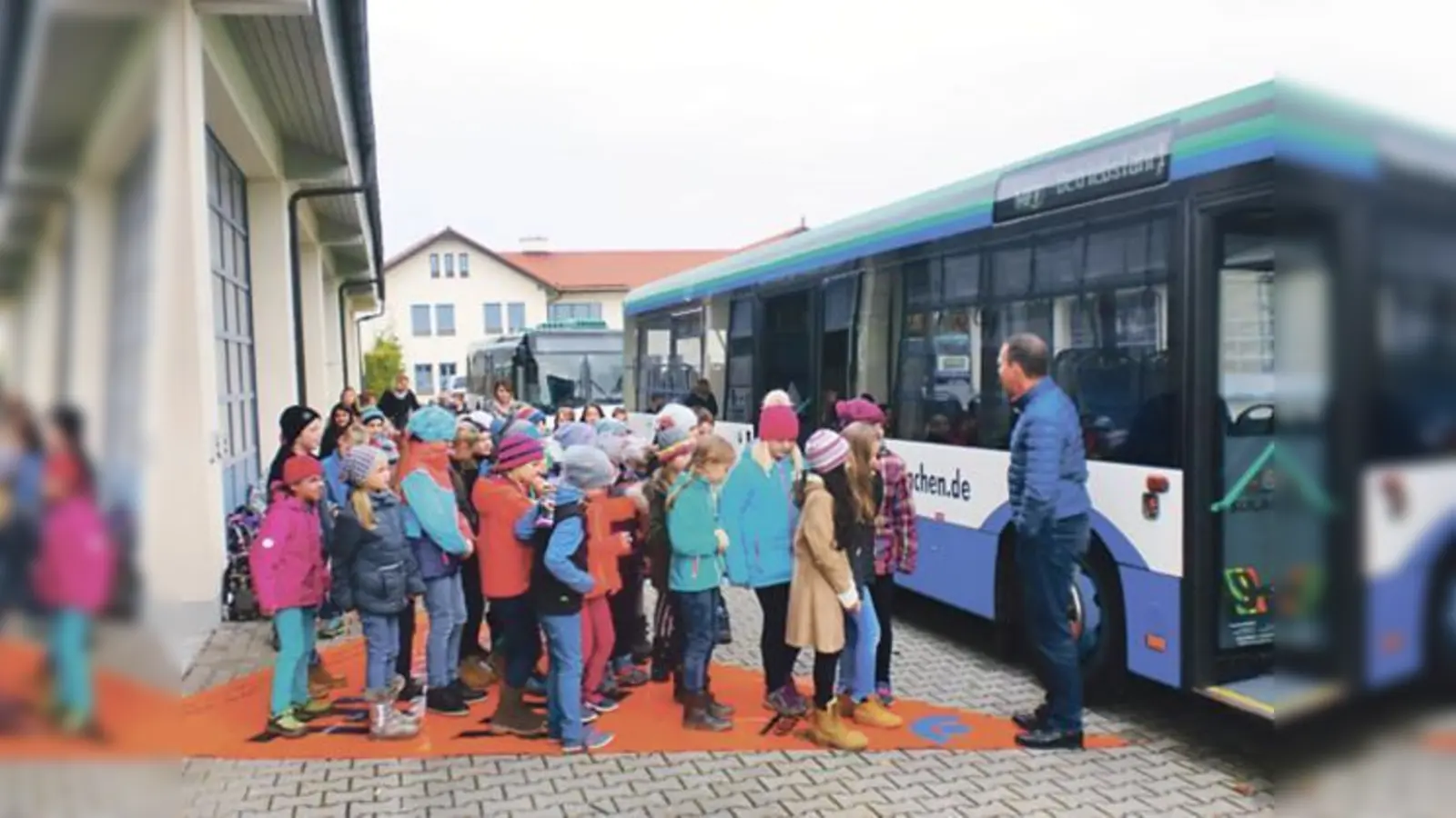 Der »Tote Winkel« ist die gefährlichste Situation beim Einsteigen der Kinder in den Bus. 	 (Foto: Otto Hartl)