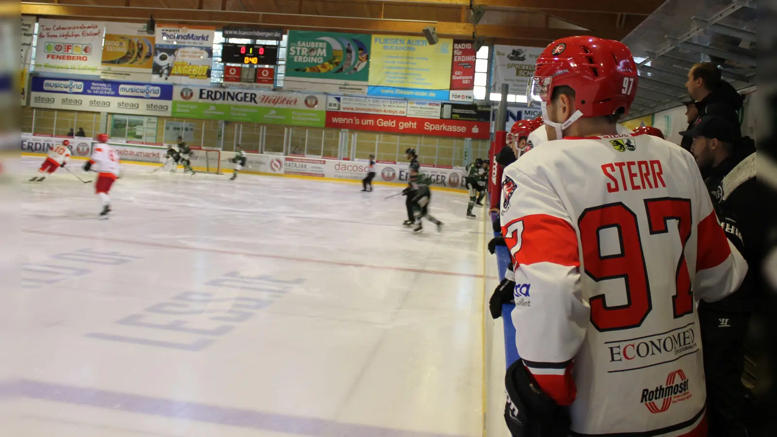 Verteidiger Sebastian Sterr beim Testspiel gegen den Freitags-Gegner Erding Gladiators. AmFreitagabend trifft man erneut aufeinander.  (Foto: smg )