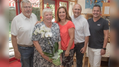 Verabschiedung: v.l. Geschäftsleiter Günther Pausewang, Anneliese Wischmann, Kindergartenleitung Claudia Gerweck, Bürgermeister Christian Schiller und der Personalratsvorsitzende Oliver Gerweck. (Foto: Gemeinde Herrsching)