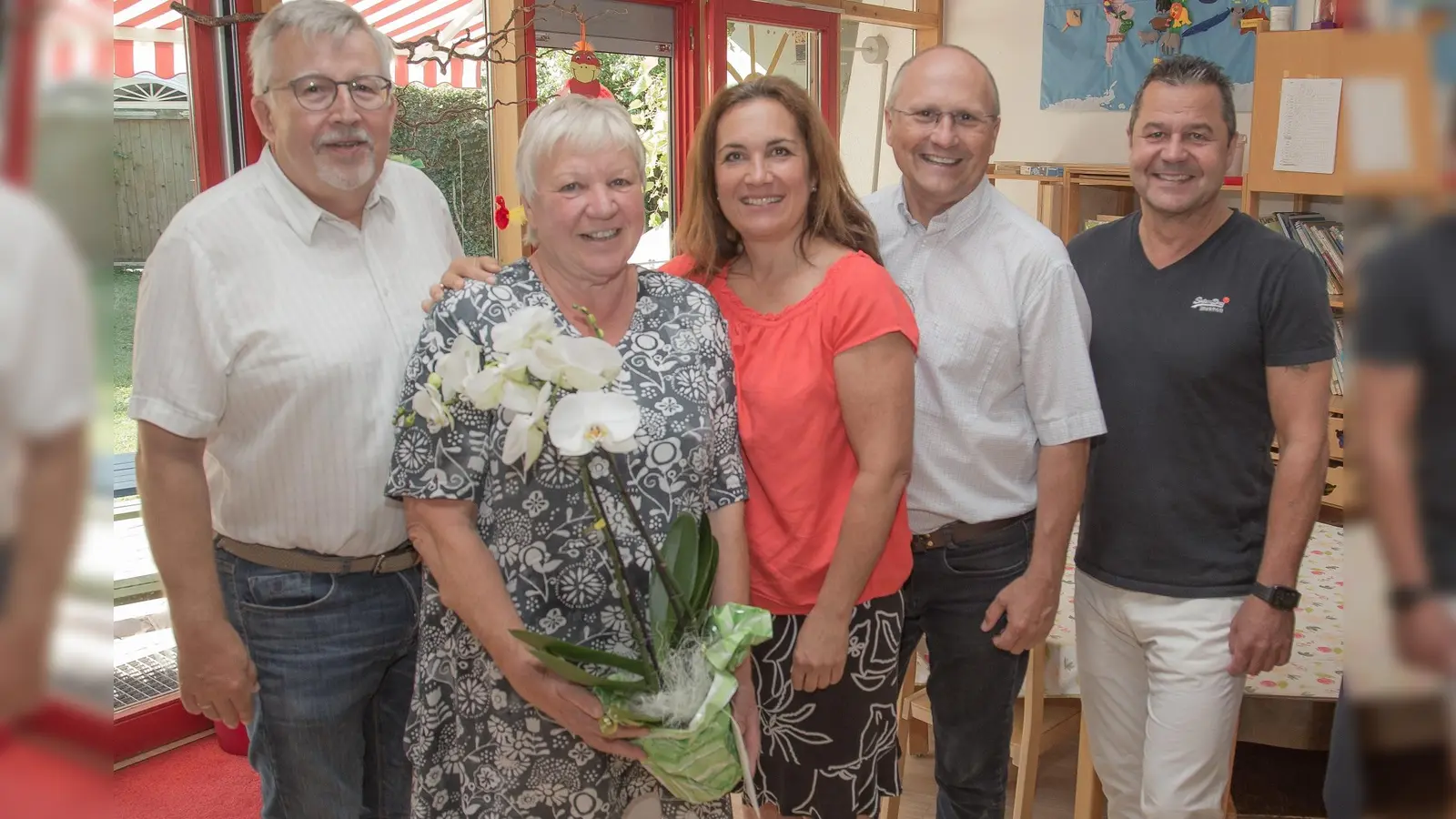 Verabschiedung: v.l. Geschäftsleiter Günther Pausewang, Anneliese Wischmann, Kindergartenleitung Claudia Gerweck, Bürgermeister Christian Schiller und der Personalratsvorsitzende Oliver Gerweck. (Foto: Gemeinde Herrsching)