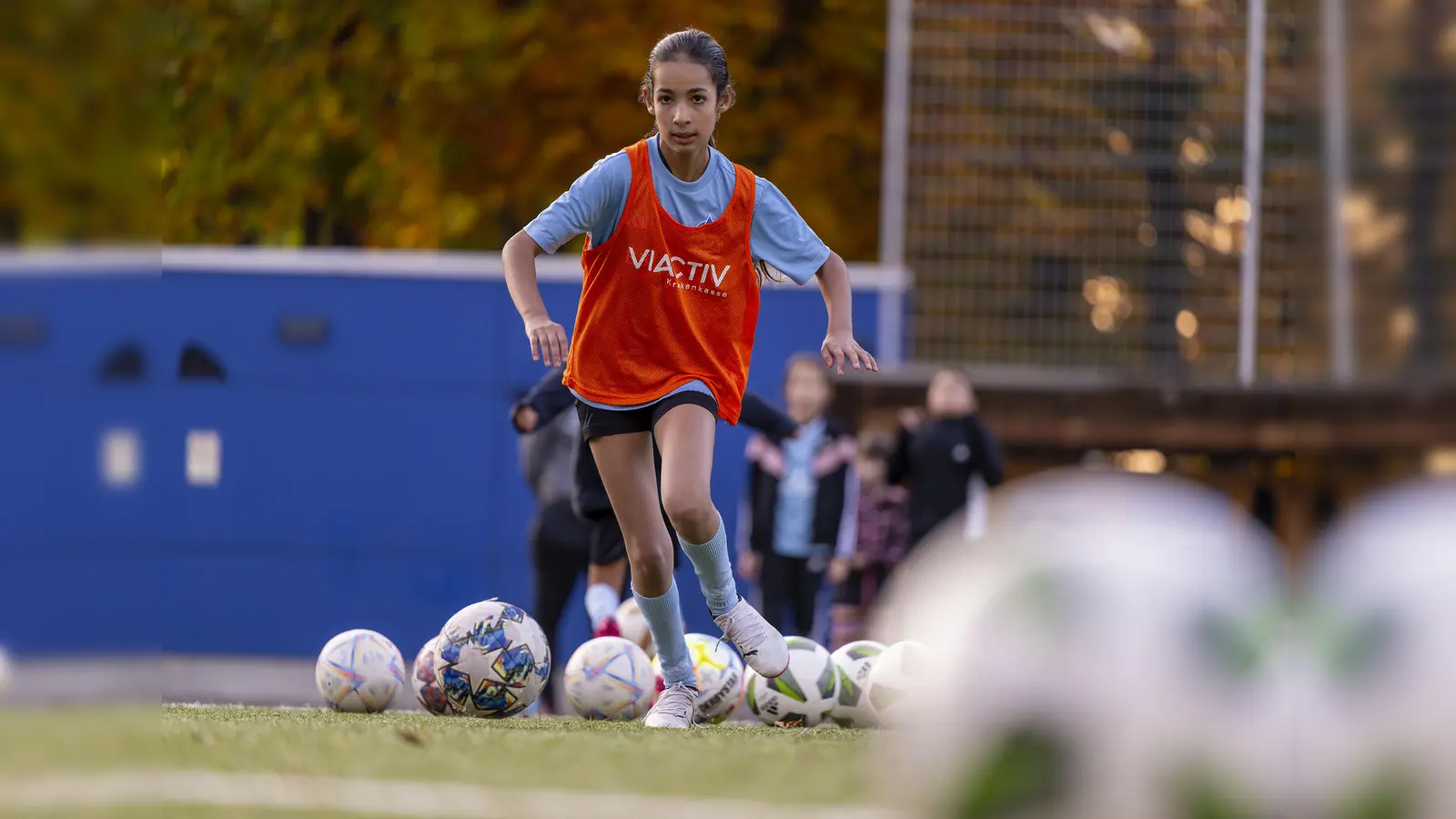 Training bei Mädchen an den Ball. (Foto: Biku / Bernd Feil)