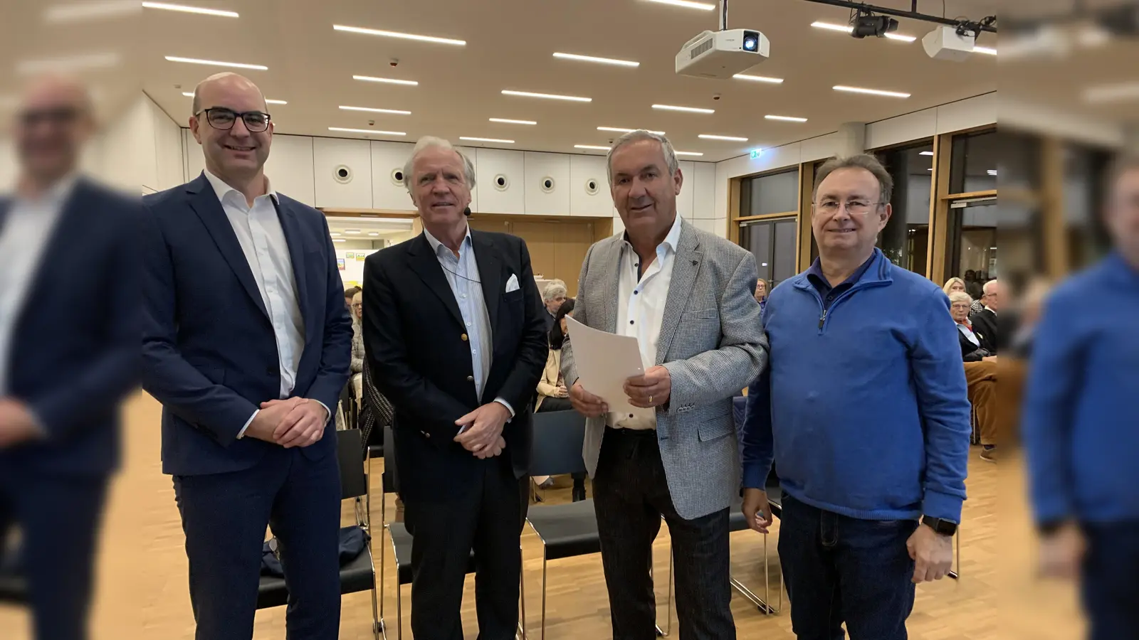 Großer Gesprächsbedarf beim brandaktuellen China-Thema: v.l. Bundestagsabgeordneter Michael Kiessling, Prof. Dr. Ingo Beyer von Morgenstern, Manfred Herz, Kreisvorsitzender der Mittelstandsunion, und Bezirksrat Harald Schwab.<br><br> (Foto: Annelies Furtschegger)