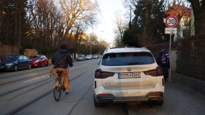 Ein Bürger schlägt vor, die Romanstraße neu zu ordnen und z. B. die Reihe der parkenden Autos weiter Richtung Fahrbahn zu verschieben, um Gehwege zu verbreitern und eine sichere Radtrasse zu schaffen. (Foto: Beatrix Köber)