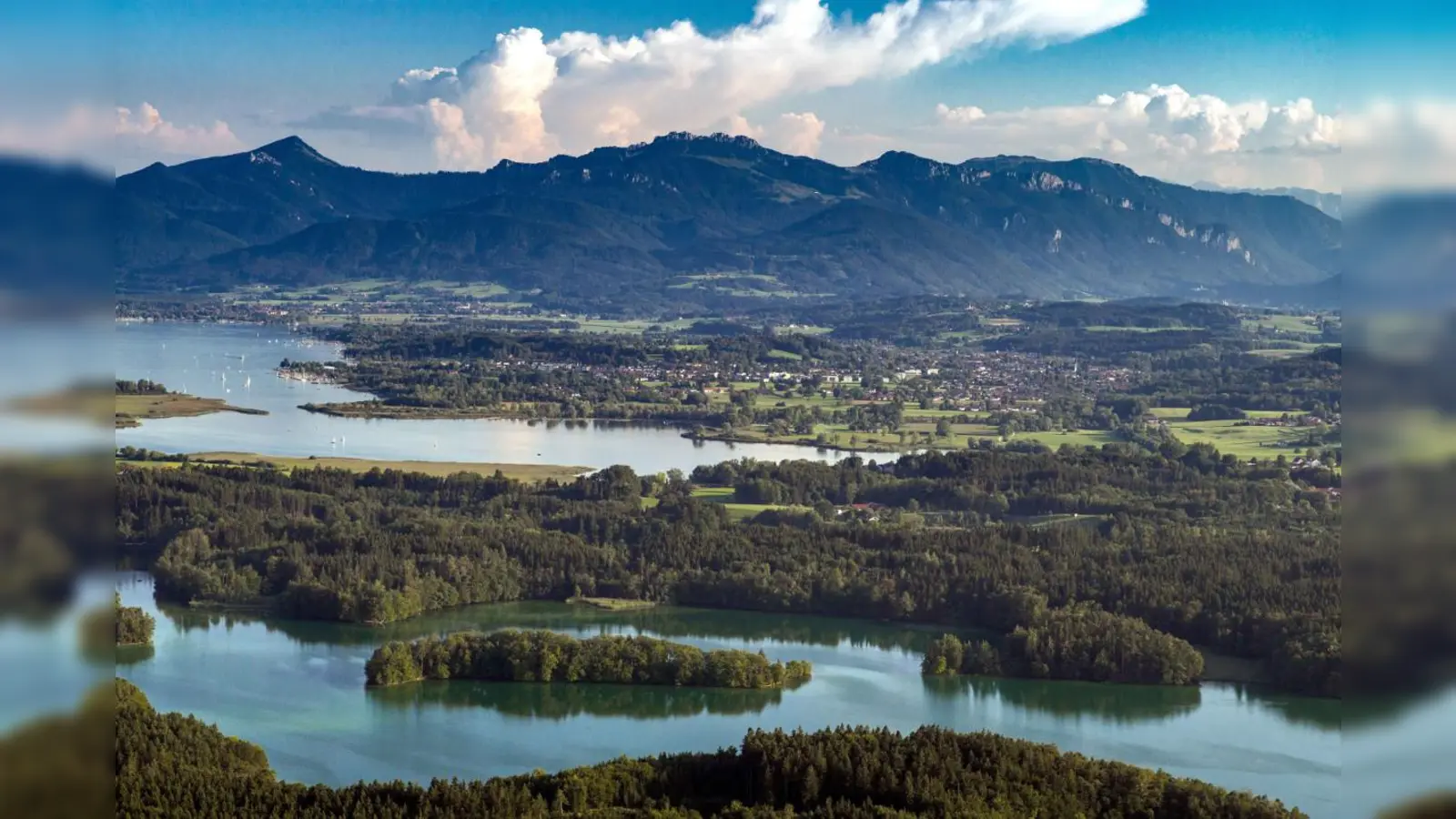 Die Eggstätt-Hemhofer Seenplatte vor dem Chiemgauer Alpen mit der Kampenwand.  (Foto: Rainer Nitzsche)