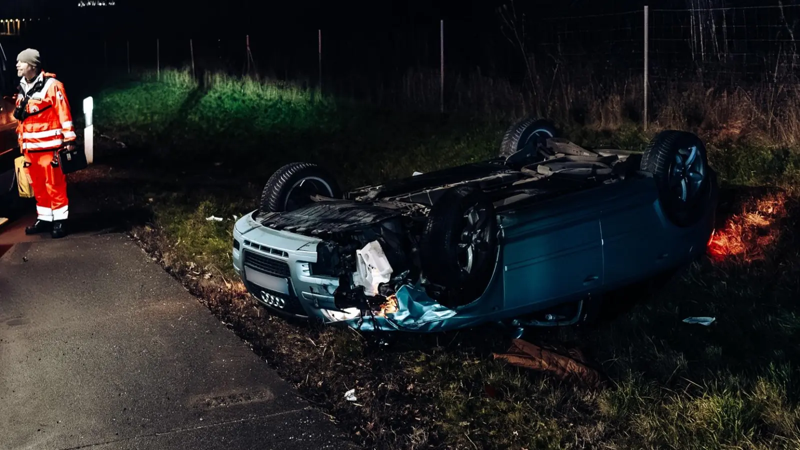 Auf dem Dach landete ein Pkw bei einem Unfall, der sich auf der A8 ereignet hatte. (Foto: Kreisbrandinspektion Dachau)