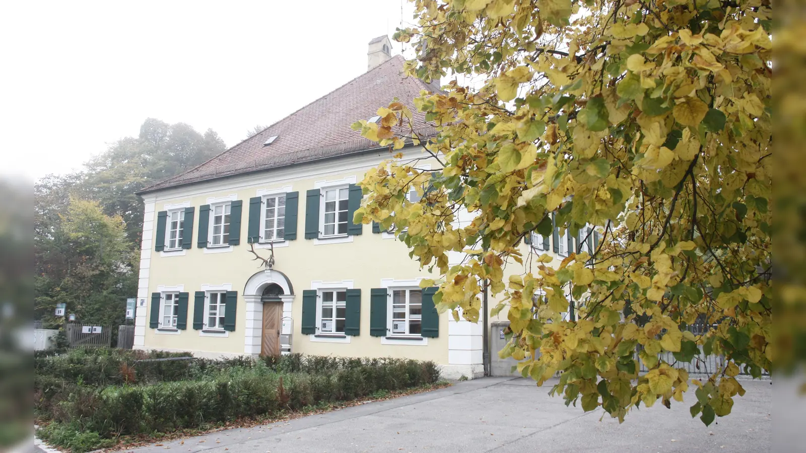 Das Forsthaus im Dorfkern Forstenried in herbstlicher Stimmung. (Foto: job)