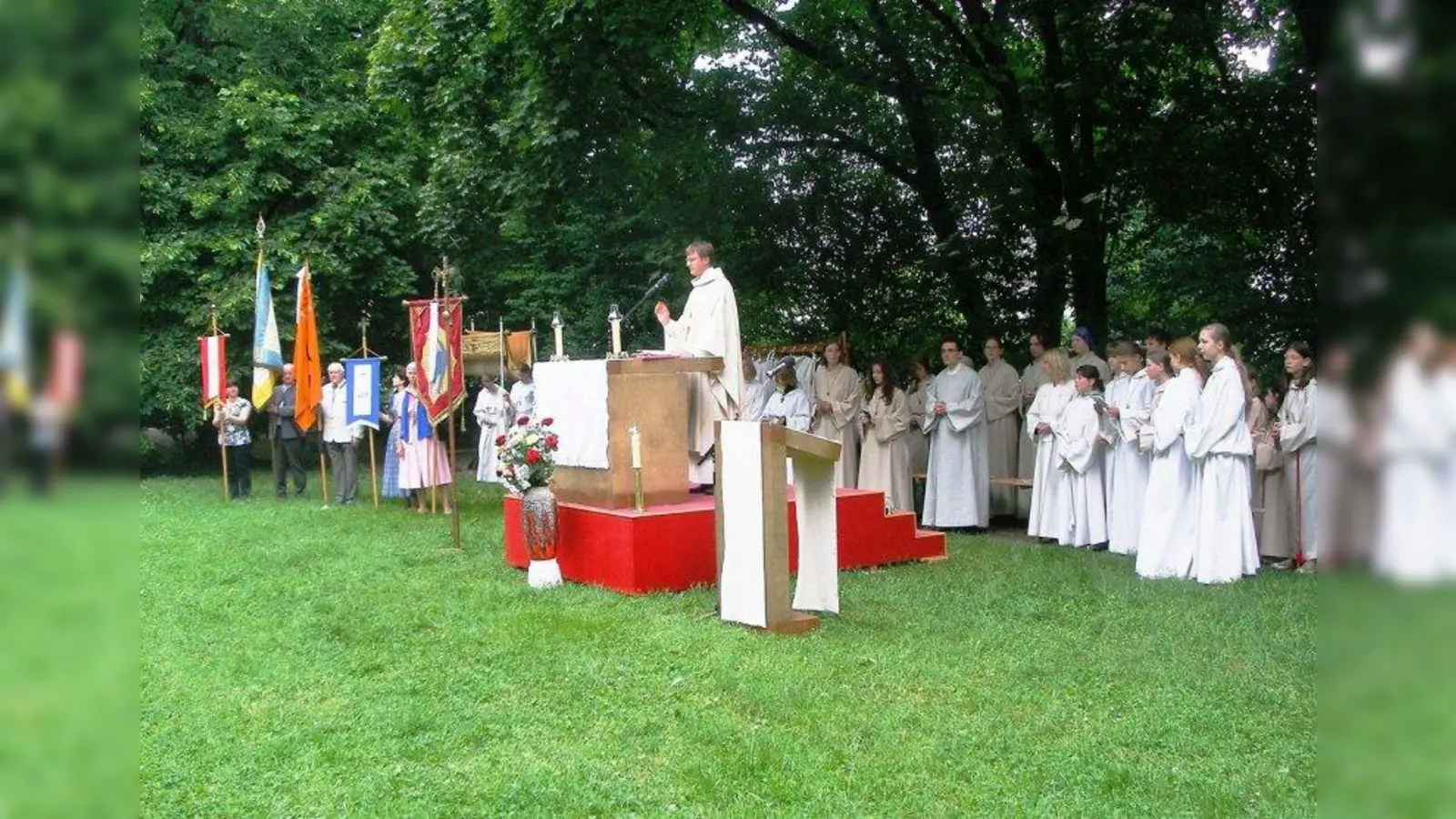 Das Fronleichnamsfest beginnt mit der Eucharistiefeier am Glogauer Platz. (Foto: pi)