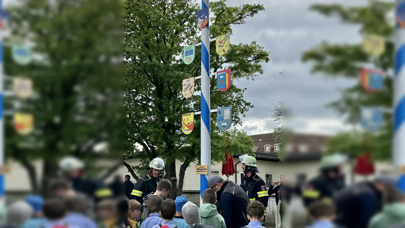 Auch ein Maibaum wurde aufgestellt. Die Schilder waren von den Kindern gestaltet worden. (Foto: Grundschule)