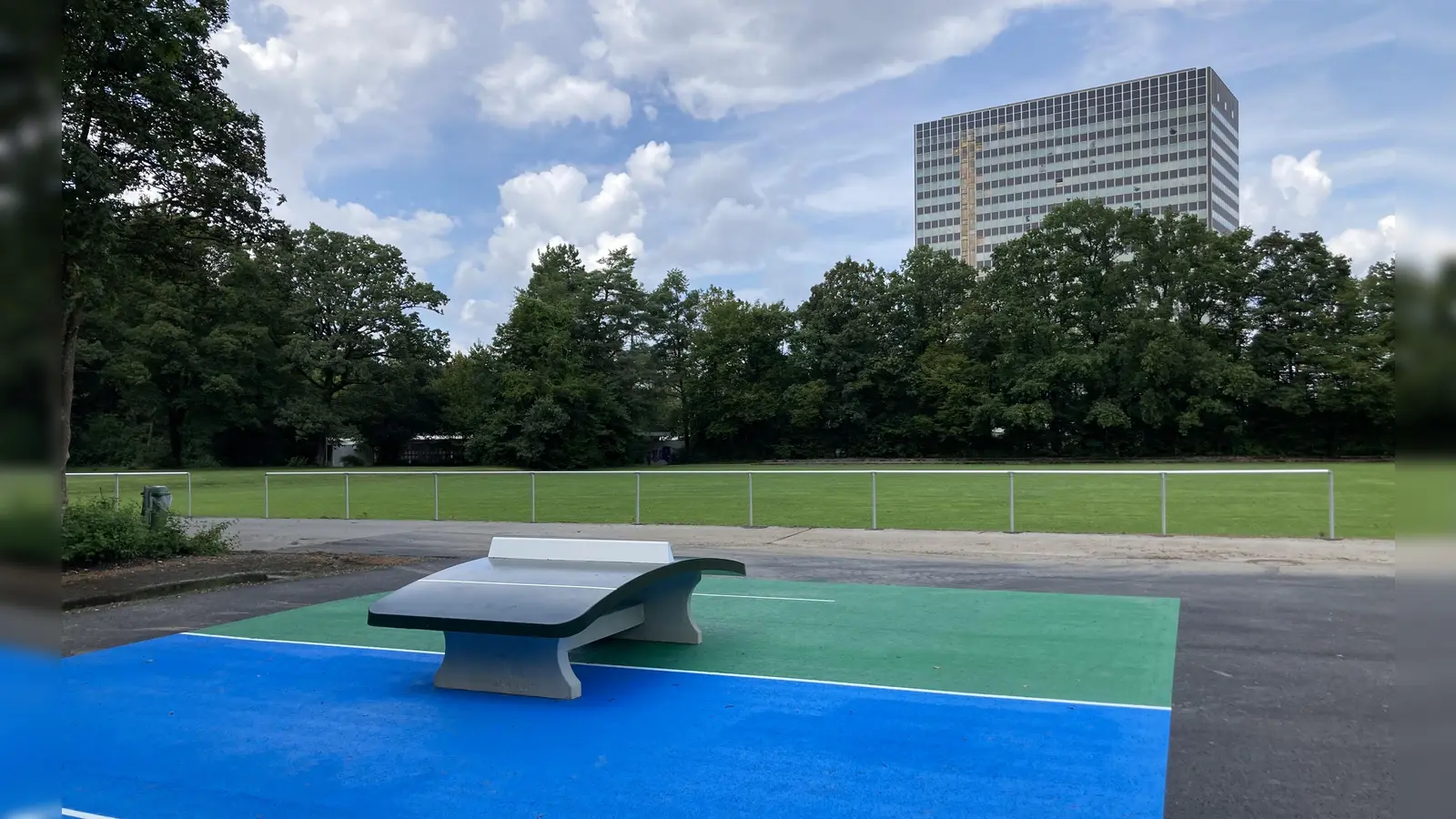 Besonderes Ambiente: Mit Siemens-Hochhaus als Kulisse können Besucherinnen und Besucher des Siemens-Sportprks die neue Trendsportart Teqball ausprobieren. (Foto: lsc)