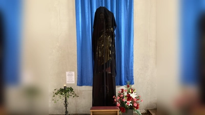 Die Marienfigur in St. Rupert trägt Trauerflor. Damit will man im Pfarrverband Westend seine Anteilnahme mit den Opfern und Betroffenen zeigen, die sexuelle Gewalt durch die katholische Kirche erfahren haben. (Foto: Andreas Eichlinger)