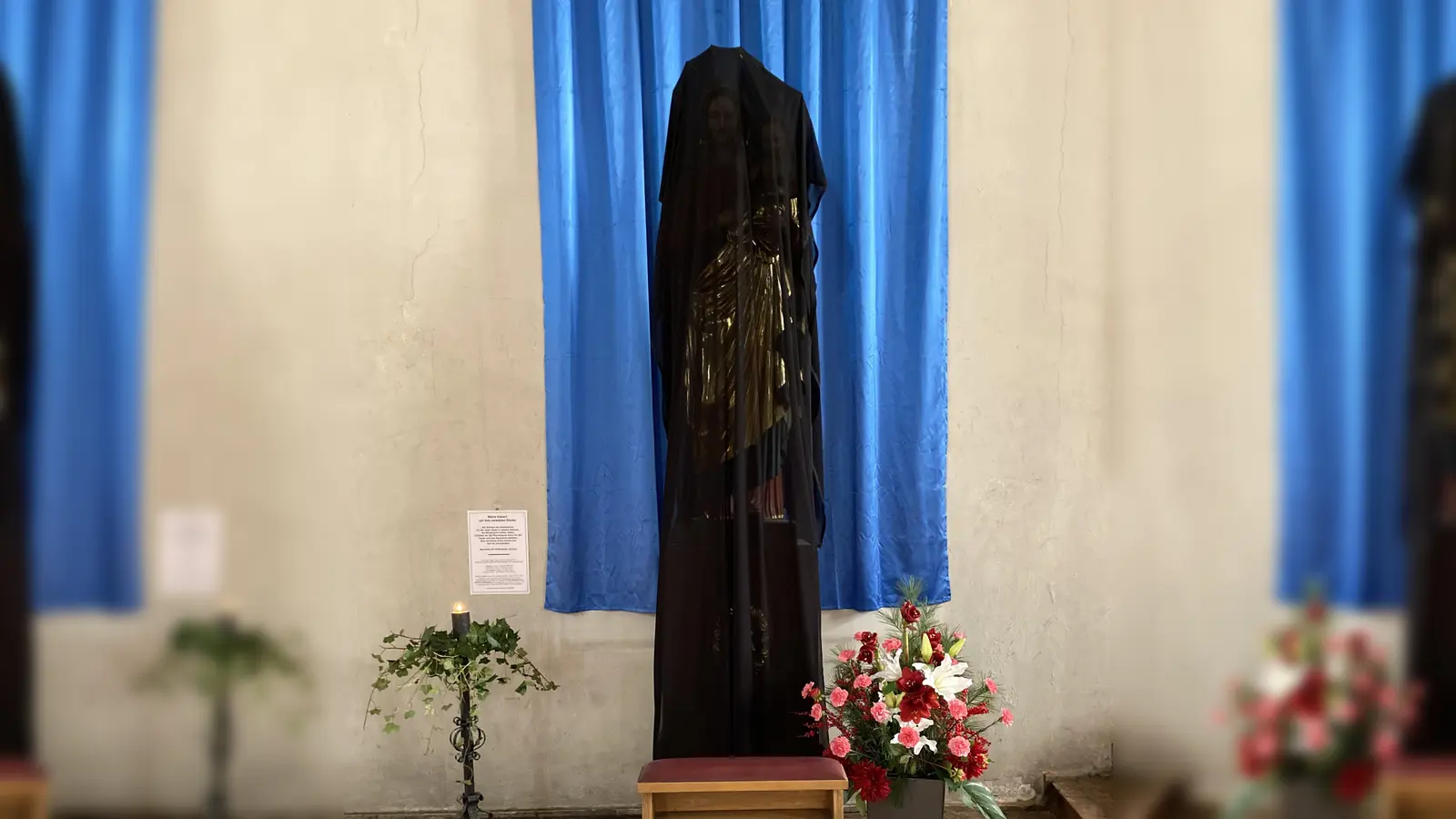 Die Marienfigur in St. Rupert trägt Trauerflor. Damit will man im Pfarrverband Westend seine Anteilnahme mit den Opfern und Betroffenen zeigen, die sexuelle Gewalt durch die katholische Kirche erfahren haben. (Foto: Andreas Eichlinger)