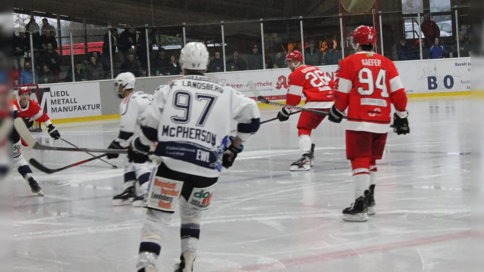 Spielszene zwischen dem EHC Klostersee und den Landsberg Riverkings mit den EHClern Raphael Kaefer und Florian Gaschke sowie dem Landsberger Penalty-Siegtorschützen Andrew McPherson. (Foto: smg )