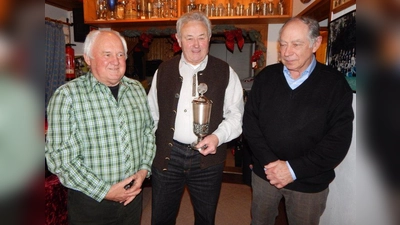 Der Seniorenpokal ging 2018 an Hans Friedinger (Mitte), vor Günter Patzel (links) und Helmut Jakob. (Foto: Altschützen Wangen)