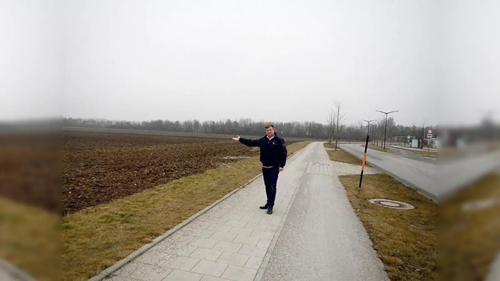 Reinhard Tonello, Gründer der Bürgerinitiative BiG, zeigt, wo das Poinger Gymnasium einmal stehen könnte  in der Bergfeldstraße, gegenüber der neuen Grundschule.	 (Foto: BiG Poing)