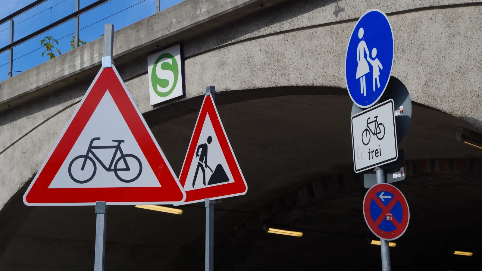 Dar Laimer S-Bahnhof ist nach wie vor eine große Baustelle. Aufgrund der laufenden Bauarbeiten ist der Aufzug außer Betrieb und der S-Bahnhof damit nicht barrierefrei. (Foto: Beatrix Köber)