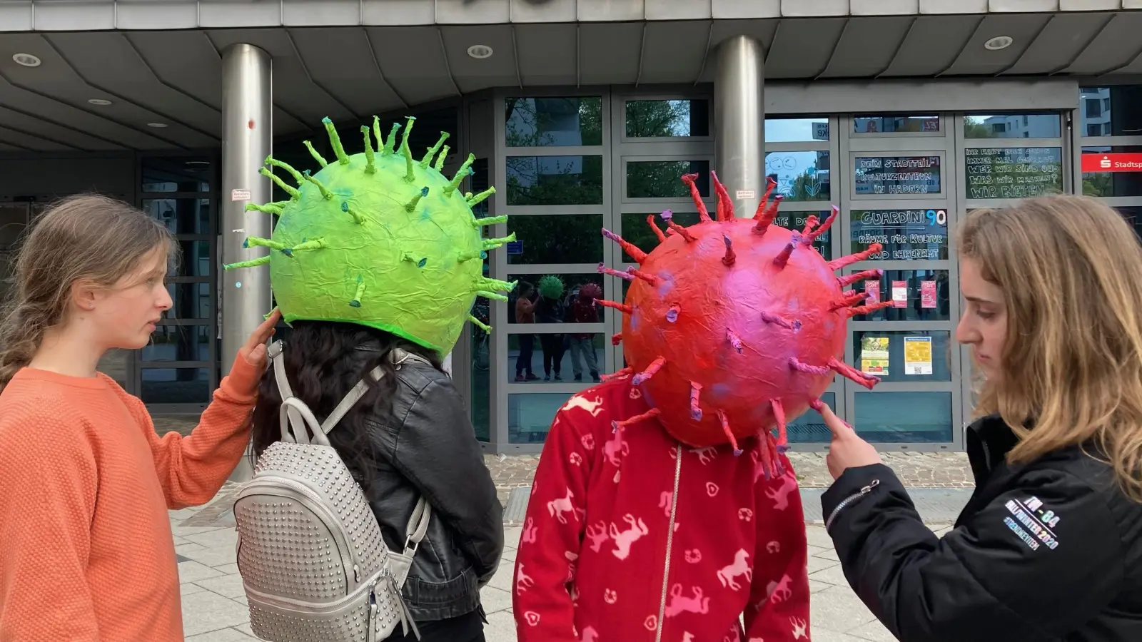 Gemeinsam mit Profis haben die Kinder und Jugendlichen das Stück „Maske hoch!” entwickelt. Jetzt ist es im Guardini90 zu sehen. (Foto:  Caroline Tajib-Schmeer)