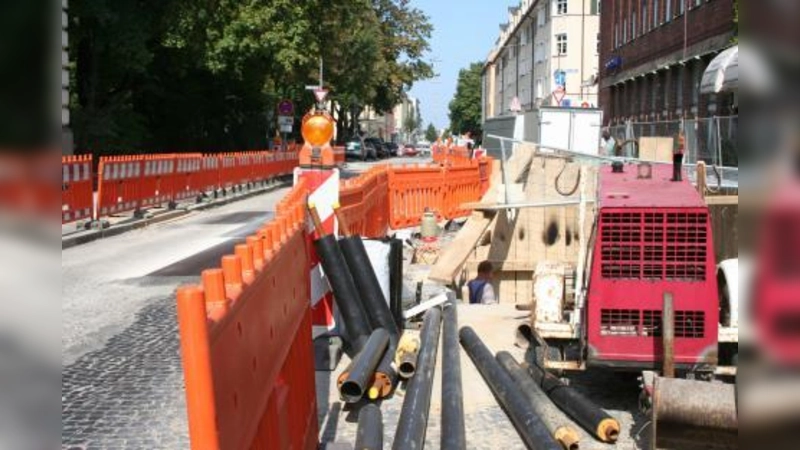 So wie hier in der Bergmannstraße – das Foto wurde im Sommer 2007 aufgenommen – wird es im Westend bald wieder aussehen. Die Stadtwerke München verlegen in mehreren Straßen neue Rohre für die Fernwärme. (Foto: tg)