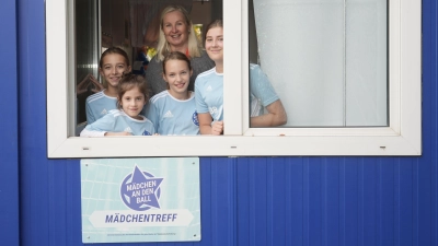 Raum geschaffen: “Mädchen an den Ball”-Projektleiterin Anna Seliger freut sich gemeinsam mit den Teilnehmerinnen über den neuen Mädchentreff auf dem Vereinsgelände der FT Gern in Neuhausen. (Foto: BIKU)