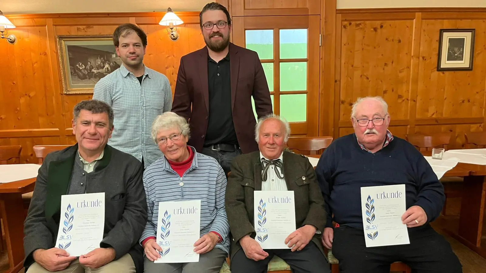 Die Vorstandsmitglieder Pirmin Mohr (hinten links) und Florian Kling (hinten rechts) ehrten (von links) Christian Söllner und Erika Kamlah für 40 Jahre Vereinstreue sowie die Gründungsmitglieder Hans Fromm und Walter Kudera für 50 Jahre Vereinsmitgliedschaft. (Foto: ESV Weilheim)