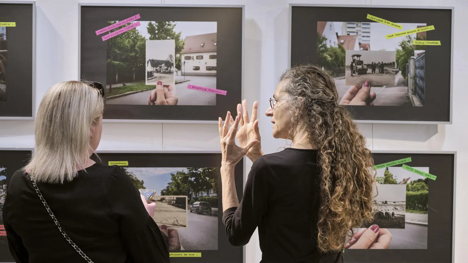 Die Fotos von Anna Mayer und Constanze Stürzer regen die Besucher zu Diskussionen an. (Foto: Alescha Birkenholz)