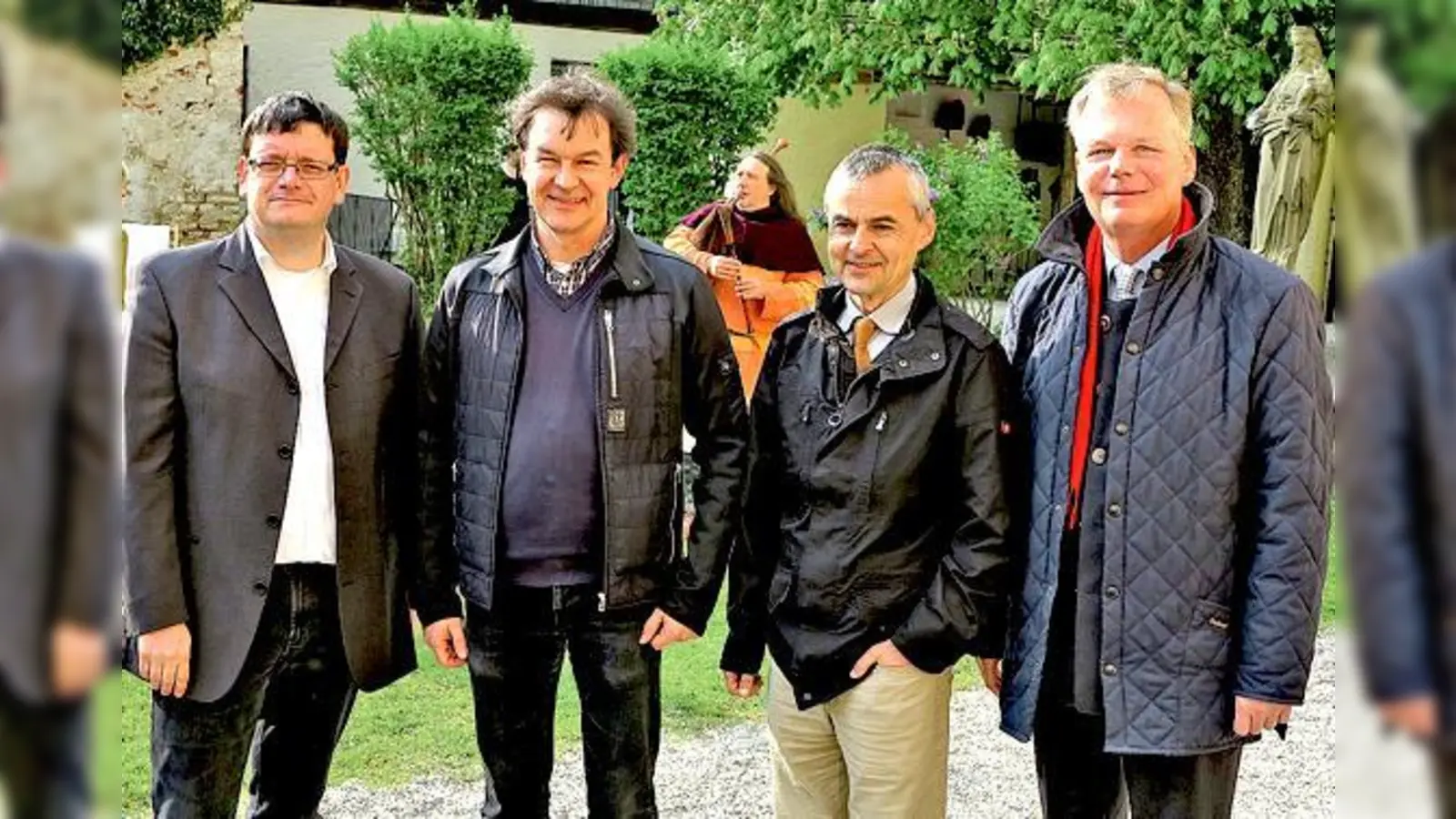 Die Experten der Archäologischen Staatssammlung München mit dem Grünwalder Bürgermeister Jan Neusiedl (r.) im Burghof: Dr. Matthias Will, Dr. Arno Rettner und der Ltd. Direktor Prof. Dr. Rupert Gebhard (v. l.)	 (Foto: bus)