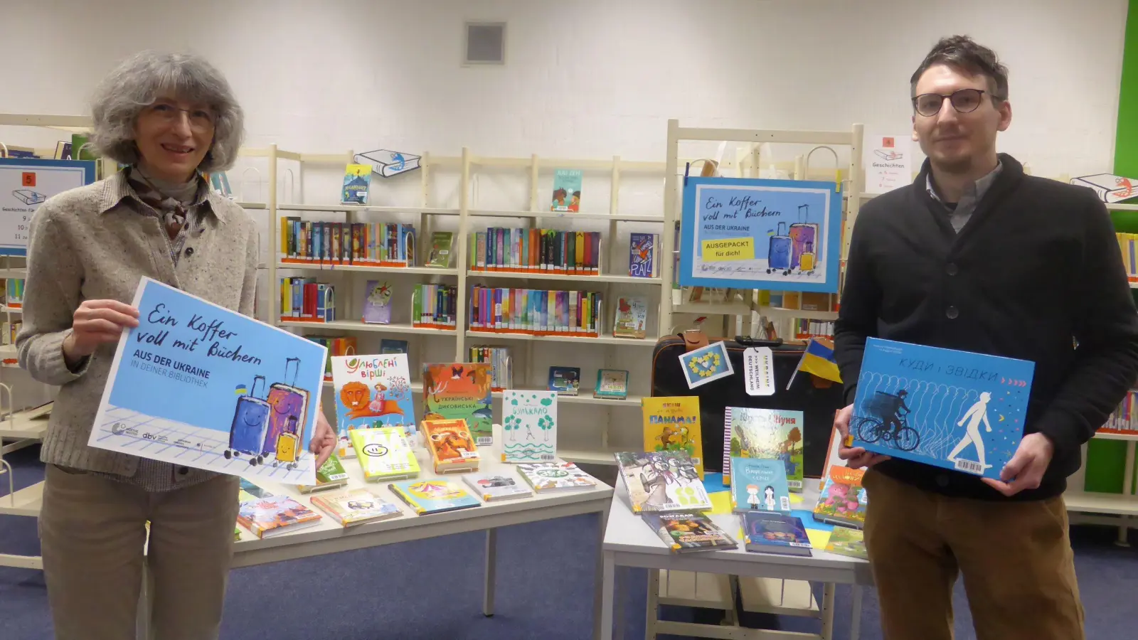 Simone Groß und Jan Marberg präsentieren die ukrainischen Kinderbücher. (Foto: Stadtbücherei Weilheim)