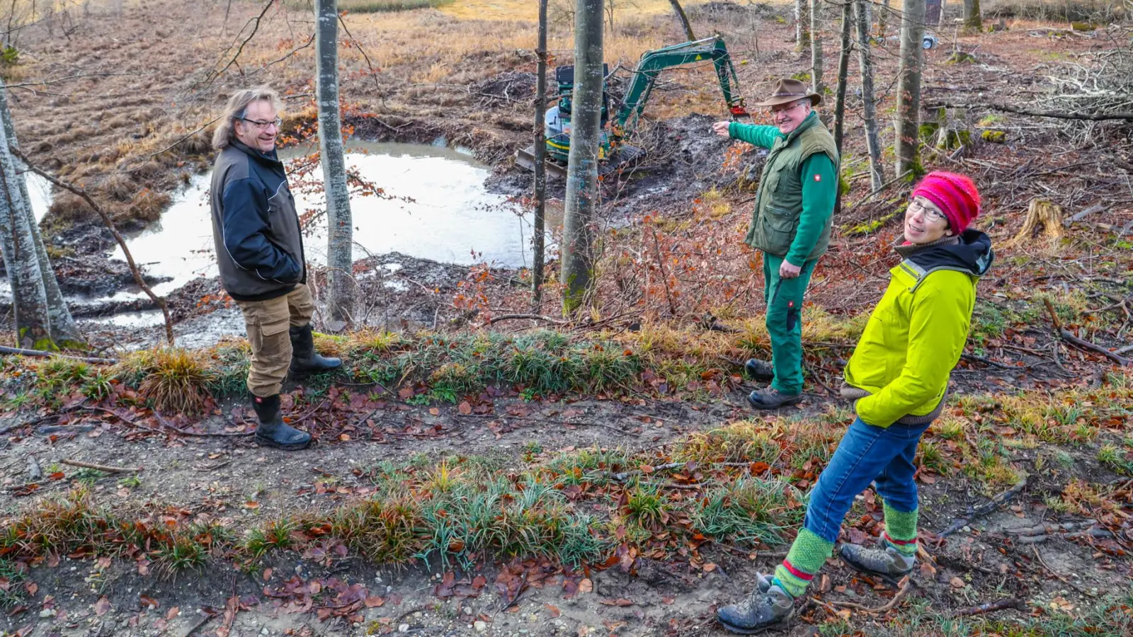 Der Amphibienbeauftragte Reinhard Maier, Johann Ludwig (Landschaftspflege) und Dipl. Forstwirtin Franziska Kalz (Rathaus Herrsching) trafen sich Vorort am Laichgewässer.<br><br> (Foto: Gemeinde Herrsching)