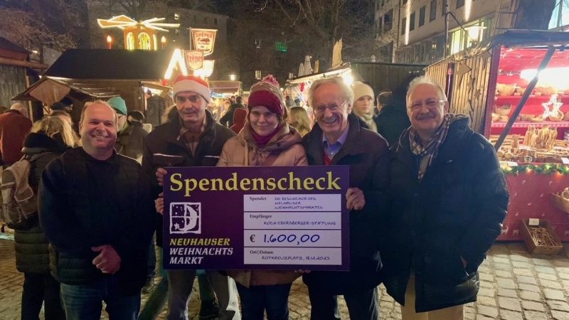 Spende für den guten Zweck (von links): Ralf Krems (Weißbiergarten BetriebsGmbH - Weihnachtsmarkt Nord), Ernst Reinhardt (Neuhauser Weihnachtsmarkt e.V.), Anna Hanusch (Vorsitzende BA 9), Altbürgermeister Christian Ude (Unterstützer Koch-Ebersperger-Stiftung), Ralf Ebersperger (Koch-Ebersperger-Stiftung). (Foto: privat)