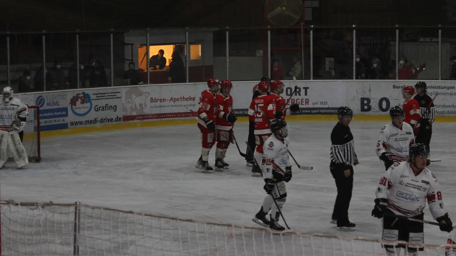 Szene aus dem Heimspiel vom vergangenen Sonntag gegen die Königsbrunn Pinguine (9:1) mit dem Torjubel nach einem Treffer von Raphael Kaefer. (Foto: smg )