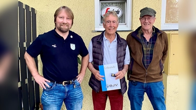 Der Bezirksvorsitzende Andreas Hofreiter (links) und der Pressesprecher vom SCUG Lutz Meier-Staude (rechts) freuten sich gemeinsam mit Ludwig Reithmeier über die hohe Auszeichnung. (Foto: Oliver Lang)