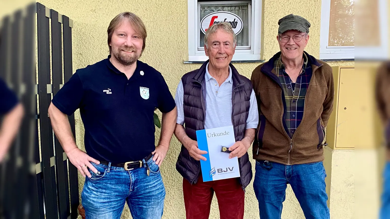 Der Bezirksvorsitzende Andreas Hofreiter (links) und der Pressesprecher vom SCUG Lutz Meier-Staude (rechts) freuten sich gemeinsam mit Ludwig Reithmeier über die hohe Auszeichnung. (Foto: Oliver Lang)