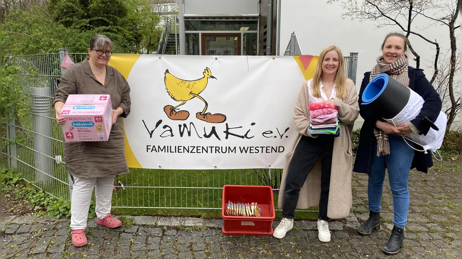 Vamuki e.V. ruft zum Spenden für ukrainische Flüchtlinge auf. Annemarie Auer (links) und die Vorständinnen Carolin Winter und Anna Heintschke (rechts) freuen sich über Sach- und Lebensmittelspenden. (Foto: Vamuki e.V.)