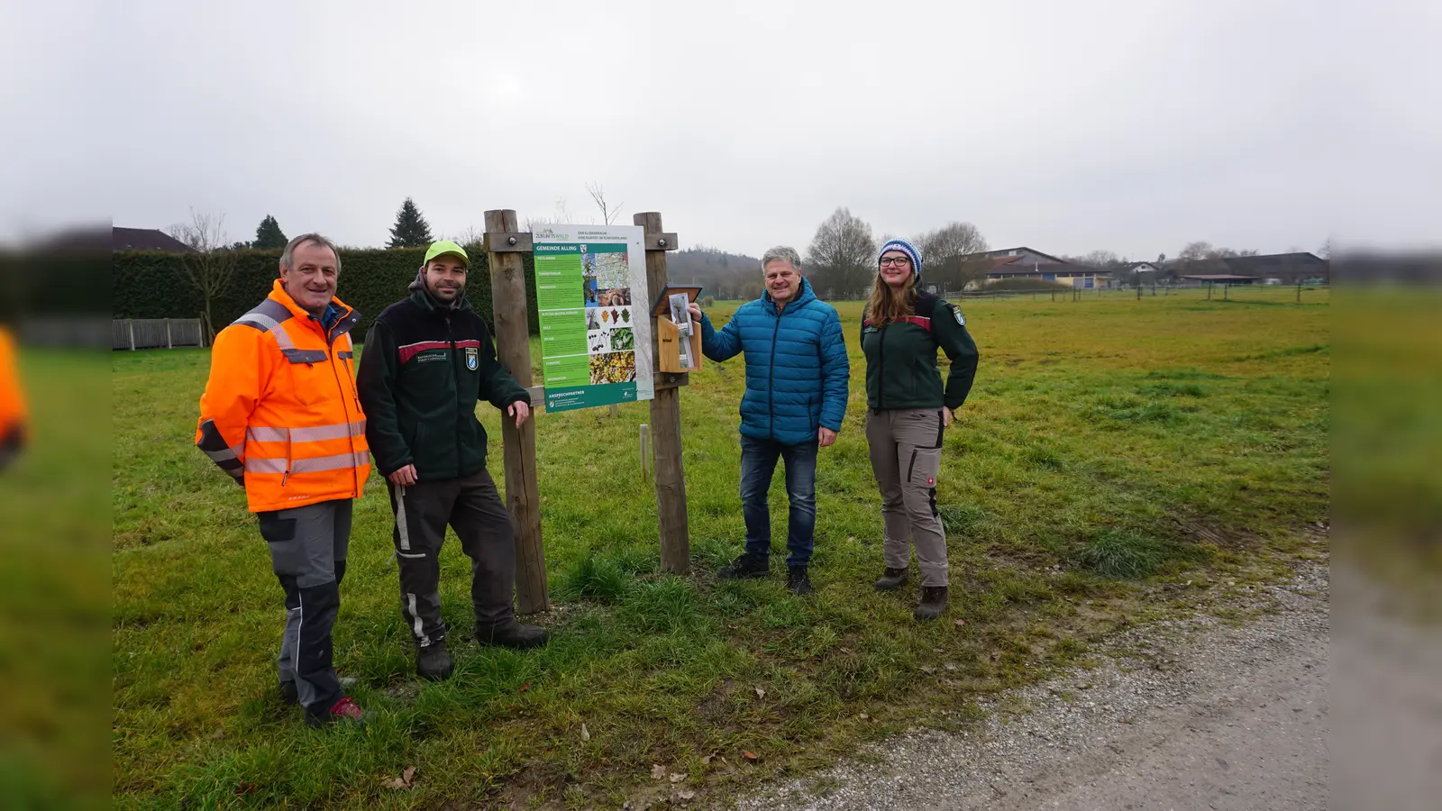 Bauhofleiter Franz Heiß, Sebastian Winter (Initiative Zukunftswald). Bürgermeister Stefan Joachimsthaler und Lara Rösel (v.l.) (Initiative Zukunftswald präsentieren die Infotafel. (Foto: Gemeinde Alling)