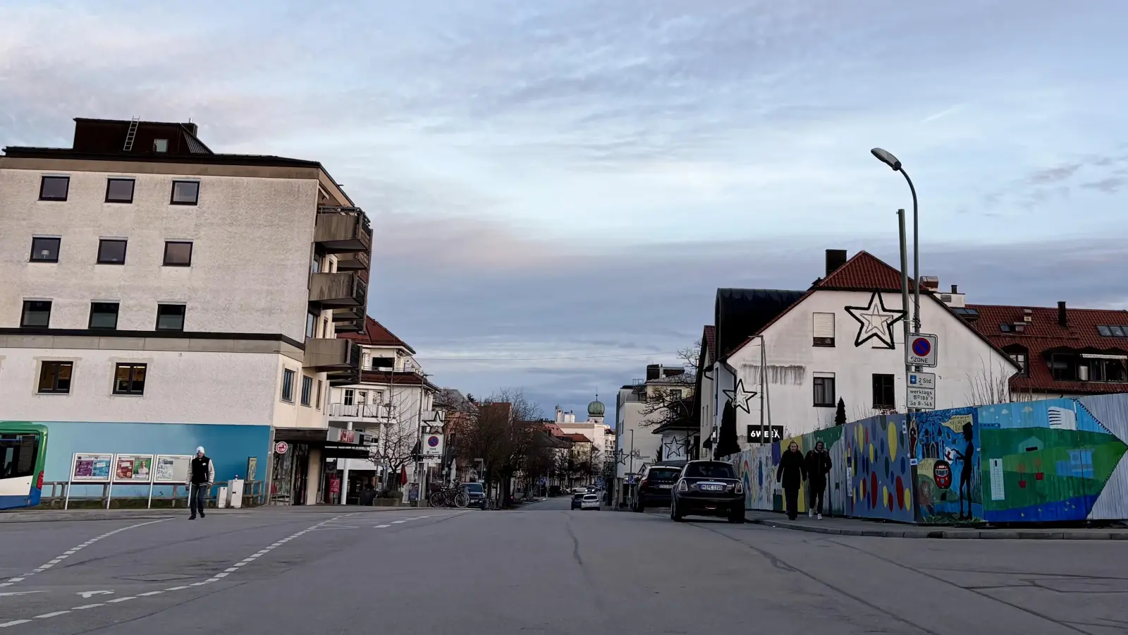 Die Planegger Bahnhofstraße wird sich in den nächsten Jahren stark verändern. In drei bis vier Jahren sollen hier die ersten Häuser des neuen QUartiers stehen. (Foto: Ulrike Seiffert)