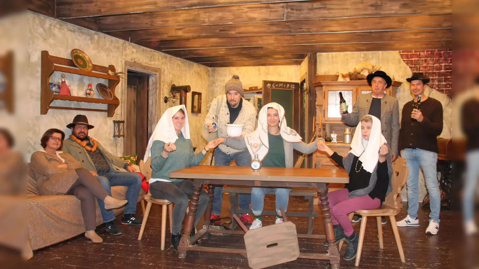 Was hat es auf sich mit dem Bodschamperlspuk? V.l. Sabine Köstler, Michael Brida, Katja Venus, Dominik Drexler, Julia Frank, Elisabeth Schlerf, Peter Krötz und Andreas Stürzer. (Foto: bb)