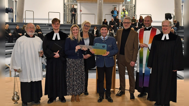 Von links nach rechts: Josef Trundt, der evangelische Pfarrer Julian Hensold, Grundschulrektorin Claudia Denzinger, die Sachgebietsleiterin Liegenschaften Monika Wagner, Bürgermeister Andreas Kemmelmeyer, Architekt Alexander Sonnleitner, der katholische Pfarrer Markus Brunner und der evangelische Pfarrer Carsten Klingenberg. (Foto: Ufg/foe)