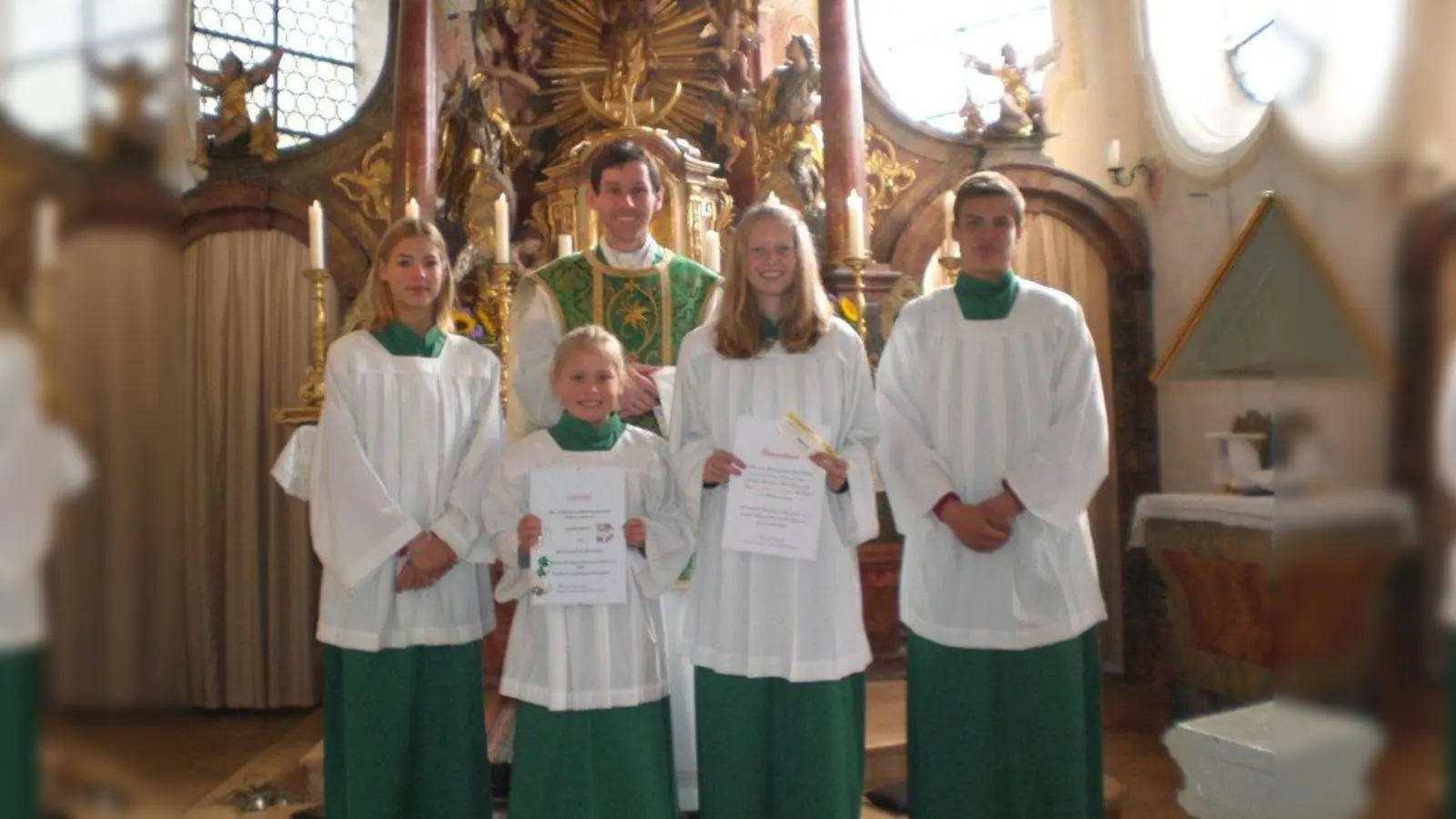 Kaplan Wißmiller mit den Ministranten Franziska Deschler, Isabella Stadler und Oberministrant Florian Deschler. (Foto: Gast)