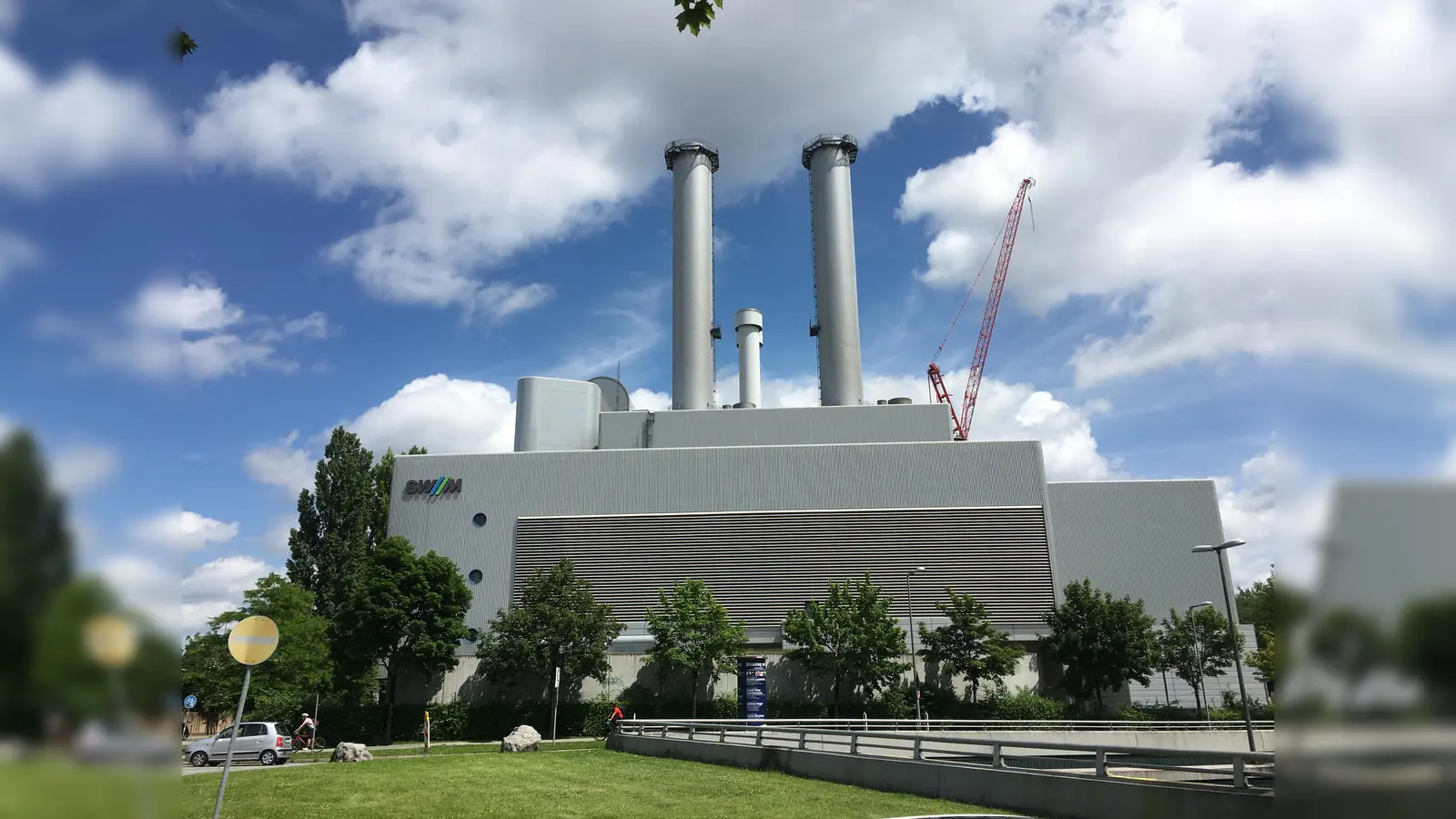 Auf dem Gelände des Heizkraftwerks Süd wird Erdgas zu Strom und Fernwärme umgewandelt. Eine Geothermieanlage erweitert zukünftig das Angebot an Fernwärme sowie Fernkälte. (Foto: lsc)