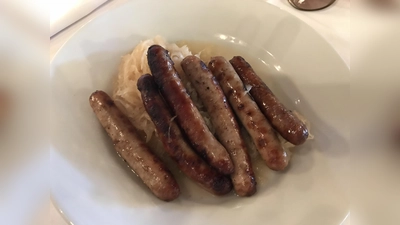 Vegetarische Würstchen stehen auf der Speisekarte beim musikalischen Frühschoppen.  (Symbolbild: hw)