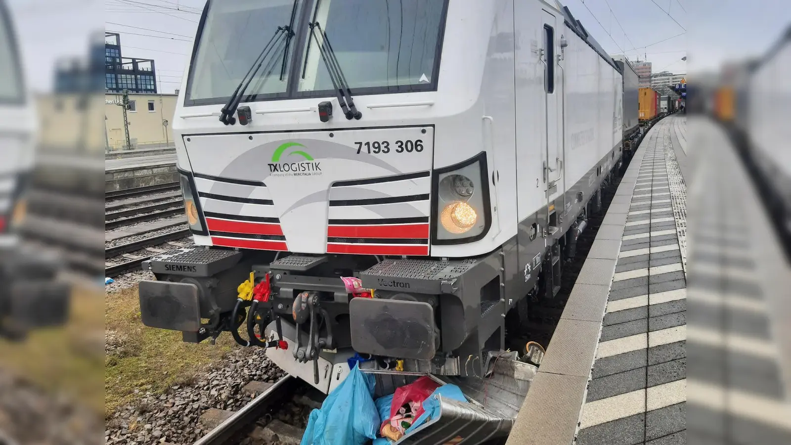 Am Ostbahnhof hat ein Güterzug einen ins Gleis gerollten Müllcontainer überfahren. (Foto: Bundespolizei)